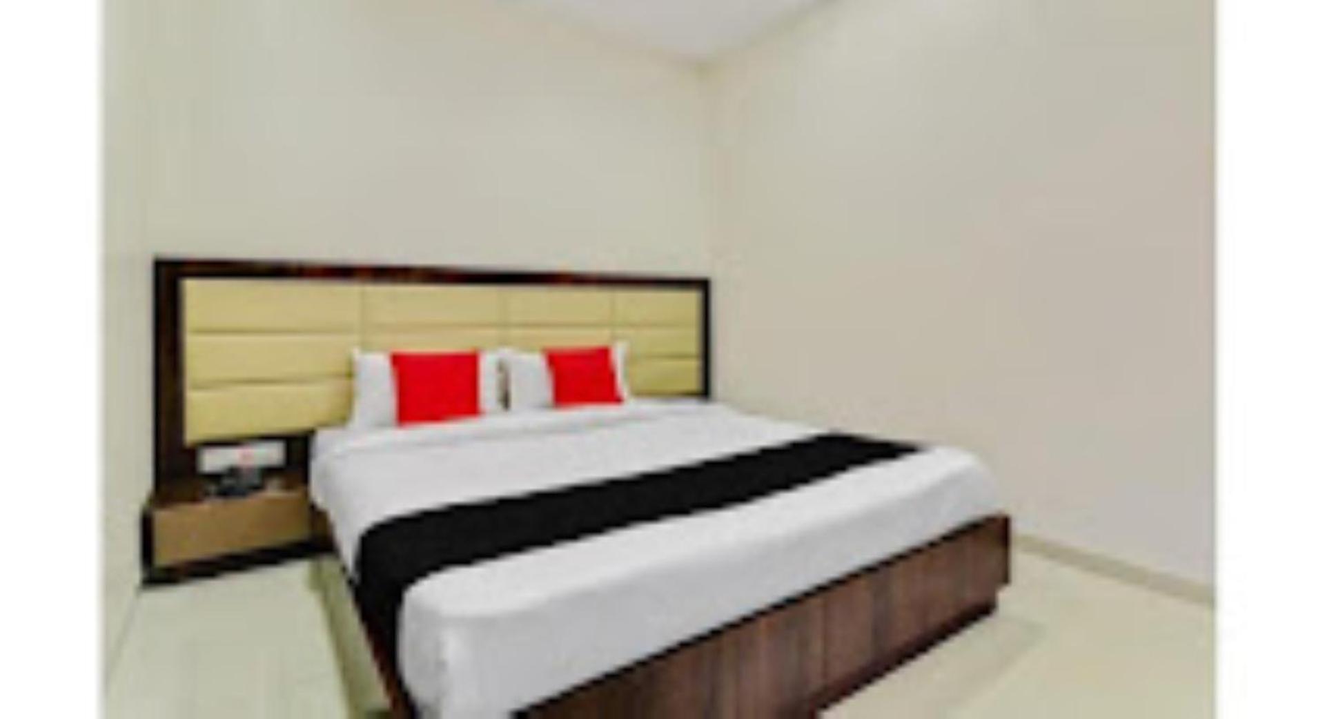 Hotel Pritam Palace , Dhule エクステリア 写真
